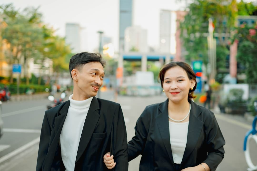 具俊晔现身大S墓地 坐旁边为其修图 深情守护引发感动